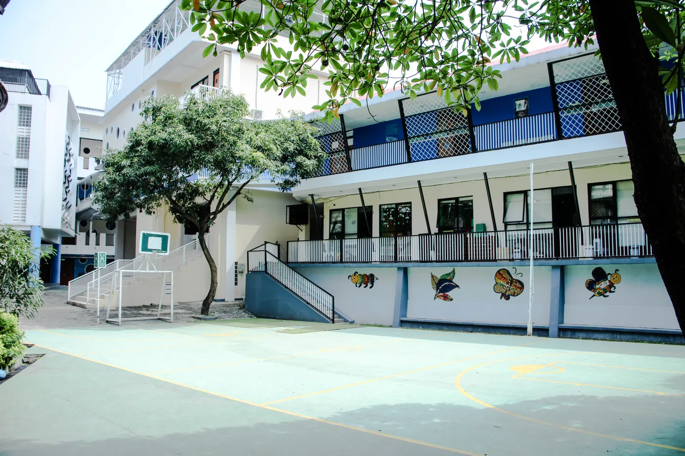 Gedung dan lapangan Sekolah Bintang Madani