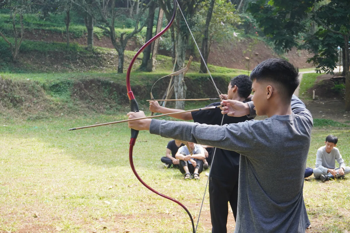 Siswa SMA BM Omni berlatih panahan