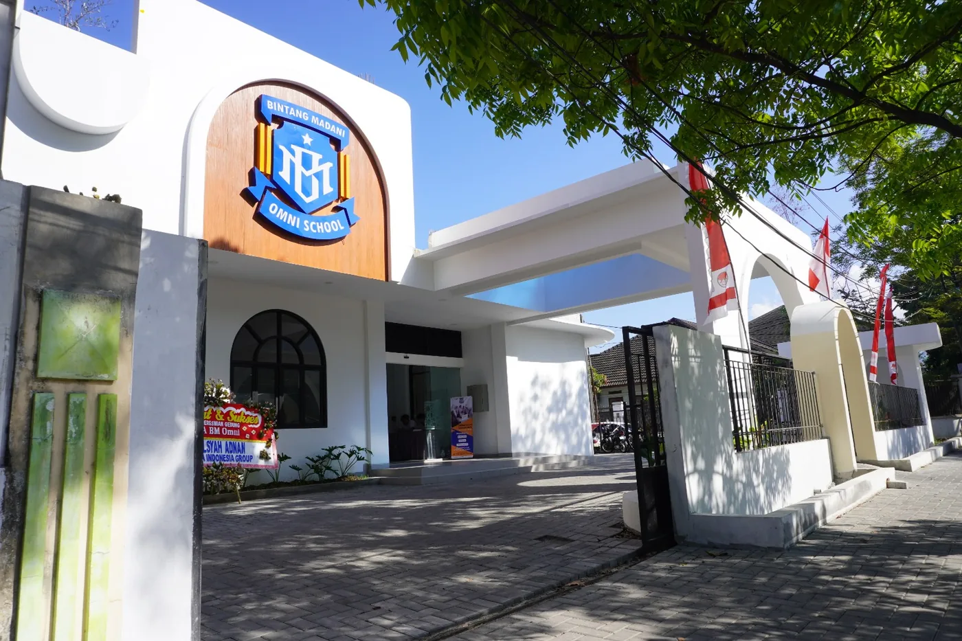 Gedung dan lapangan Sekolah Bintang Madani