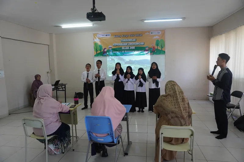 Murid SD mempresentasikan karya tulis ilmiah di depan penguji
