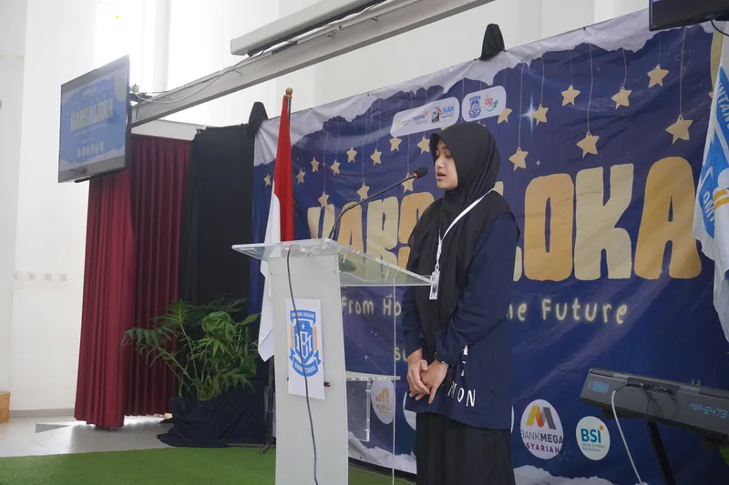 Murid SMA BM Omni berbicara di podium acara Karsaloka