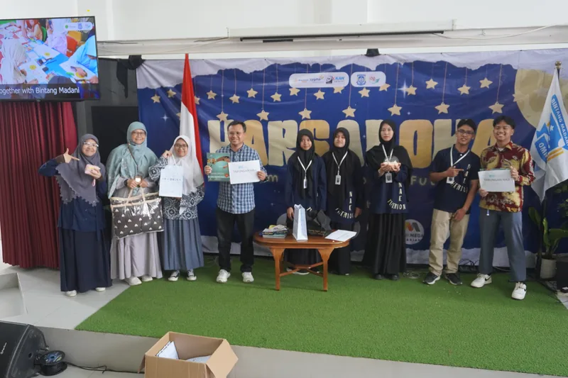 Murid SMA BM Omni menerima penghargaan di panggung Karsaloka