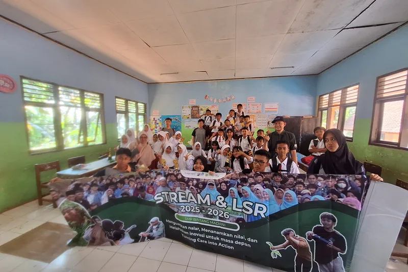 Murid SMP berfoto bersama warga sekolah desa pada kegiatan STREAM & LSR