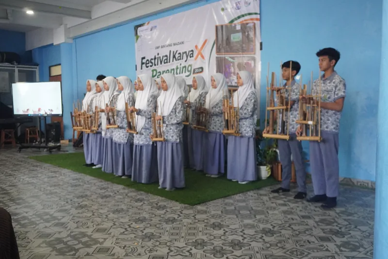 Murid SMP memainkan angklung di panggung Festival Karya