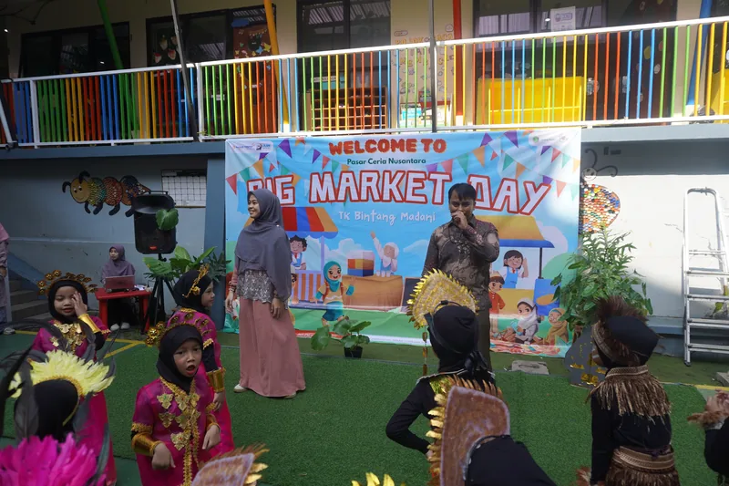 Anak-anak TK berbusana adat Nusantara di panggung Big Market Day
