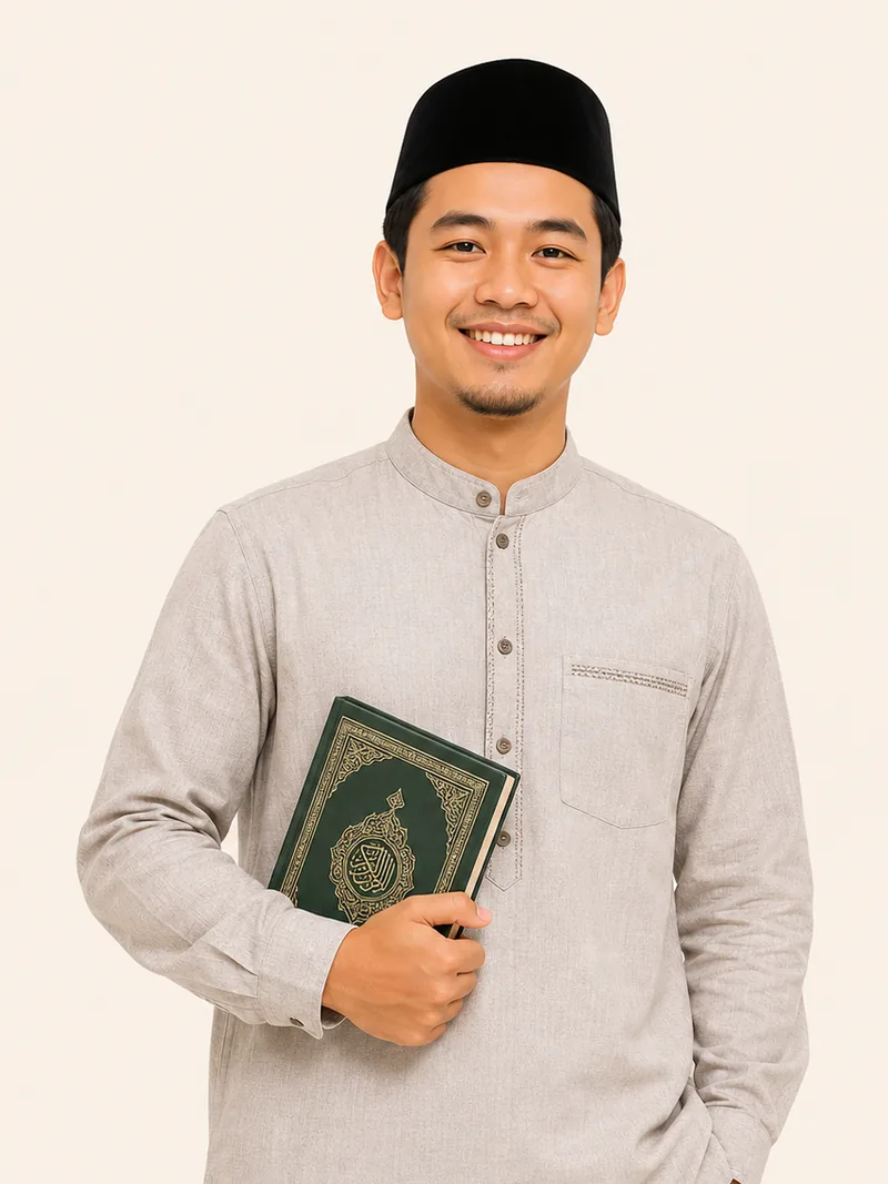Ilustrasi pengajar Unit Qur'an mengenakan koko dan peci sambil memegang mushaf
