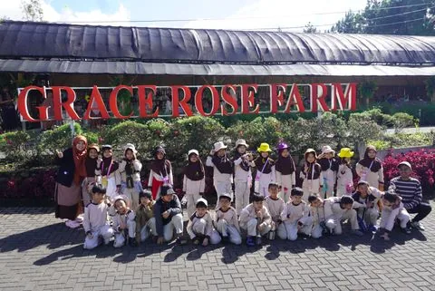 Foto bersama murid SD di gerbang Grace Rose Farm
