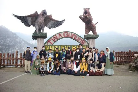 Foto bersama murid SD di gerbang kawasan Tangkuban Perahu