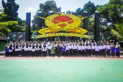 Foto bersama murid SD di lapangan pusat pelatihan