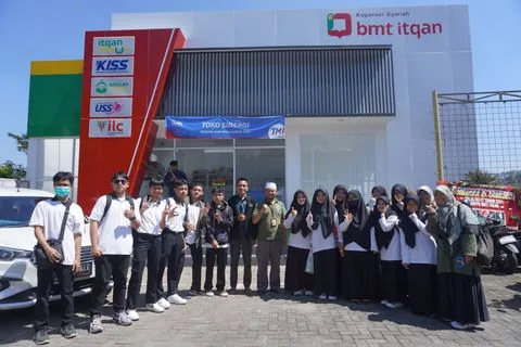 Foto bersama murid SMA BM Omni saat kunjungan ke kantor mitra