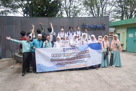 Foto bersama murid SMA pada kegiatan field trip industri