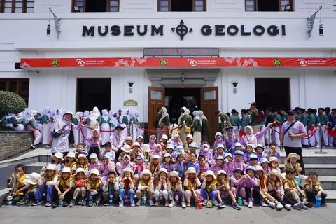 Foto bersama murid TK di halaman Museum Geologi Bandung