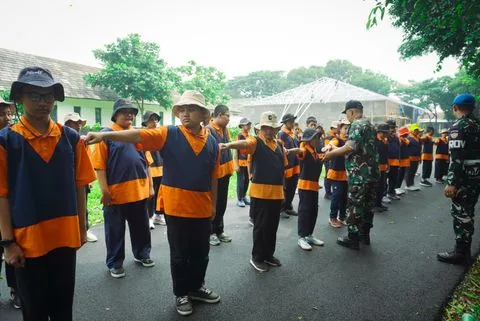 Murid SD berbaris rapi mengikuti aba-aba pelatih