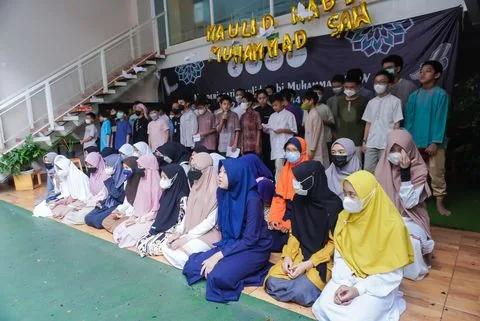 Murid SD melaksanakan salat berjamaah di sekolah