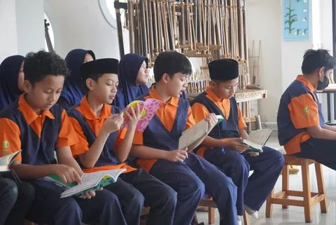 Murid SD membaca dalam lingkaran belajar Qur'an