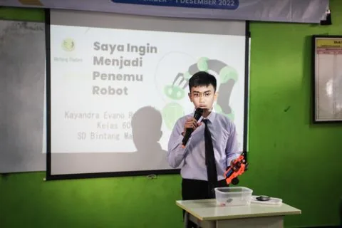 Murid SD mempresentasikan cita-citanya di depan kelas