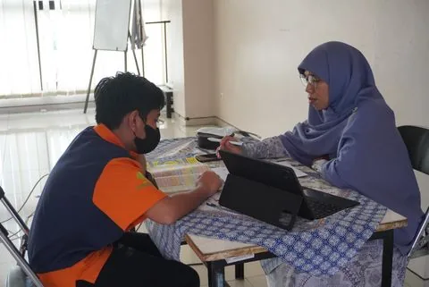 Murid SD mengikuti penilaian hafalan bersama guru