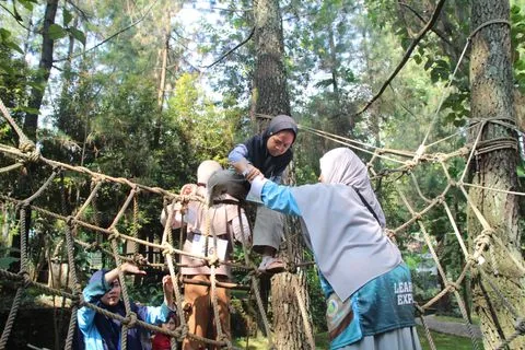 Murid SD meniti jembatan tali pada wahana outbound