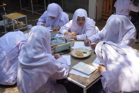 Murid SMA bekerja berkelompok di ruang kelas