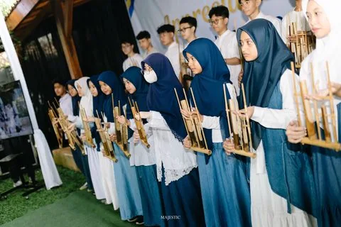 Murid SMA memainkan angklung dalam acara sekolah
