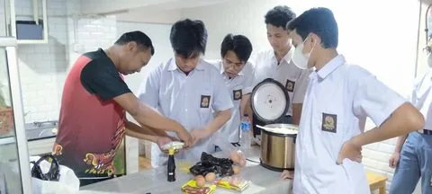 Murid SMA memasak bersama dalam kegiatan praktik