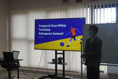 Murid SMA mempresentasikan hasil penelitiannya di kelas