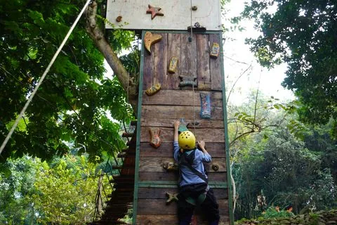 Murid SMA menaiki dinding panjat pada wahana outbound