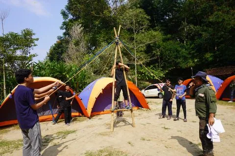 Murid SMA mendirikan bangunan pionering di lokasi perkemahan