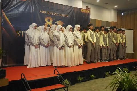 Murid SMP berbaris di panggung acara kelulusan sekolah