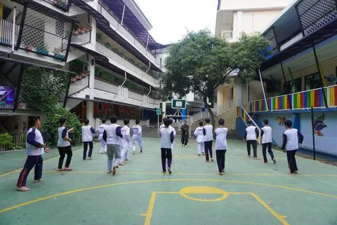 Murid SMP berolahraga di lapangan sekolah