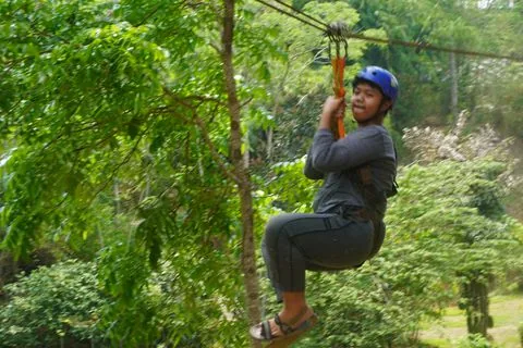 Murid SMP meluncur di wahana flying fox