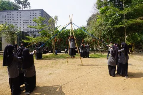 Murid SMP mendirikan bangunan pionering di lapangan