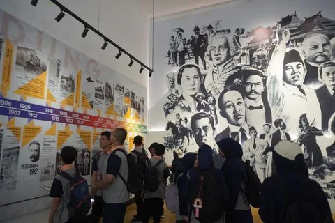 Murid SMP menyimak papan pameran di museum sejarah