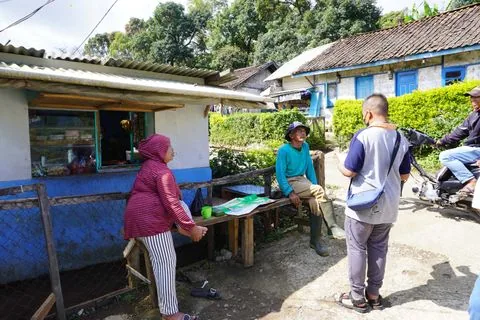 Murid SMP mewawancarai warga di halaman rumah