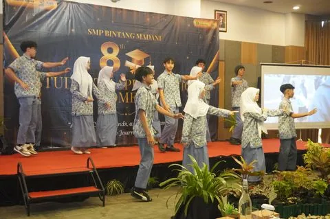 Murid SMP tampil di panggung acara kelulusan
