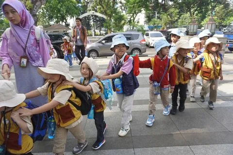 Murid TK berbaris bersama pendamping sebelum masuk museum