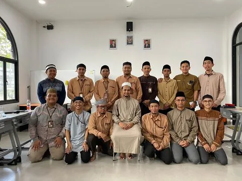 Foto berita: NGAJI KITAB AT TIBYAN FII HAMALATIL QUR'AN