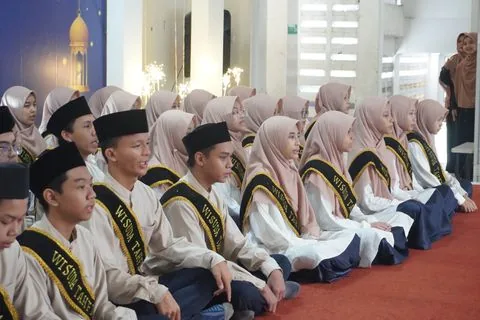 Peserta wisuda tahfidz duduk berbaris dalam acara sekolah