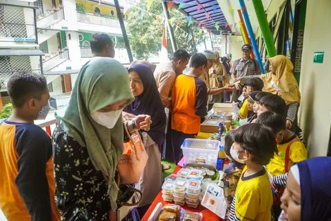 Suasana Market Day TK dengan stan makanan dan pengunjung
