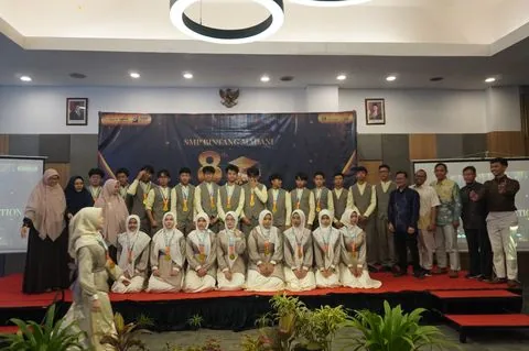 Upacara pembukaan program Live In di aula