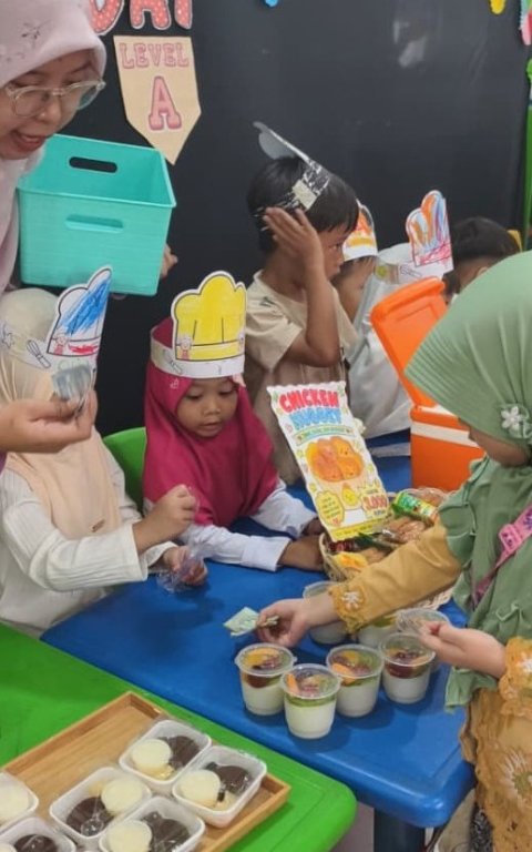 Anak berjualan saat Market Day